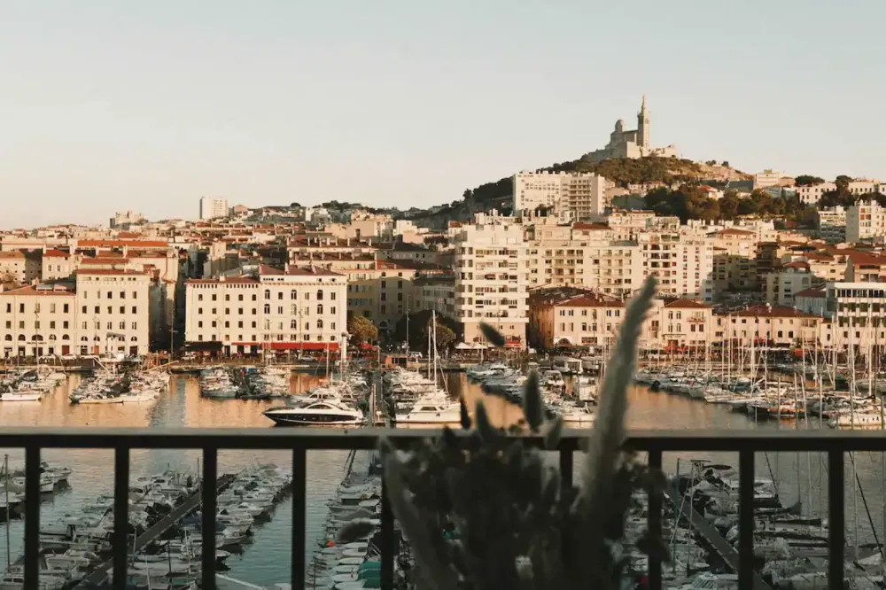 Quai du Port vue sur Vieux Port Marseille location conciergerie du vallon
